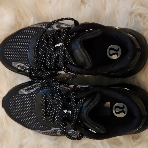 Lululemon Beyondfeel Waterproof Running Shoe In Black/White Size US 7 New No Tag - Picture 13 of 17